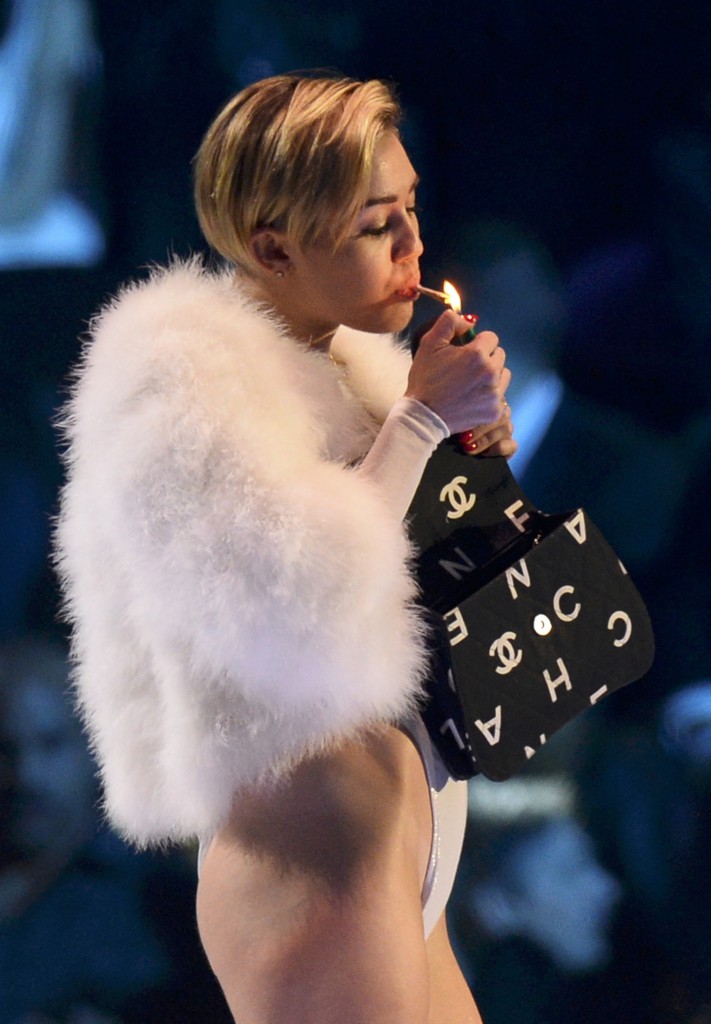 Miley Cyrus a fumar um charro