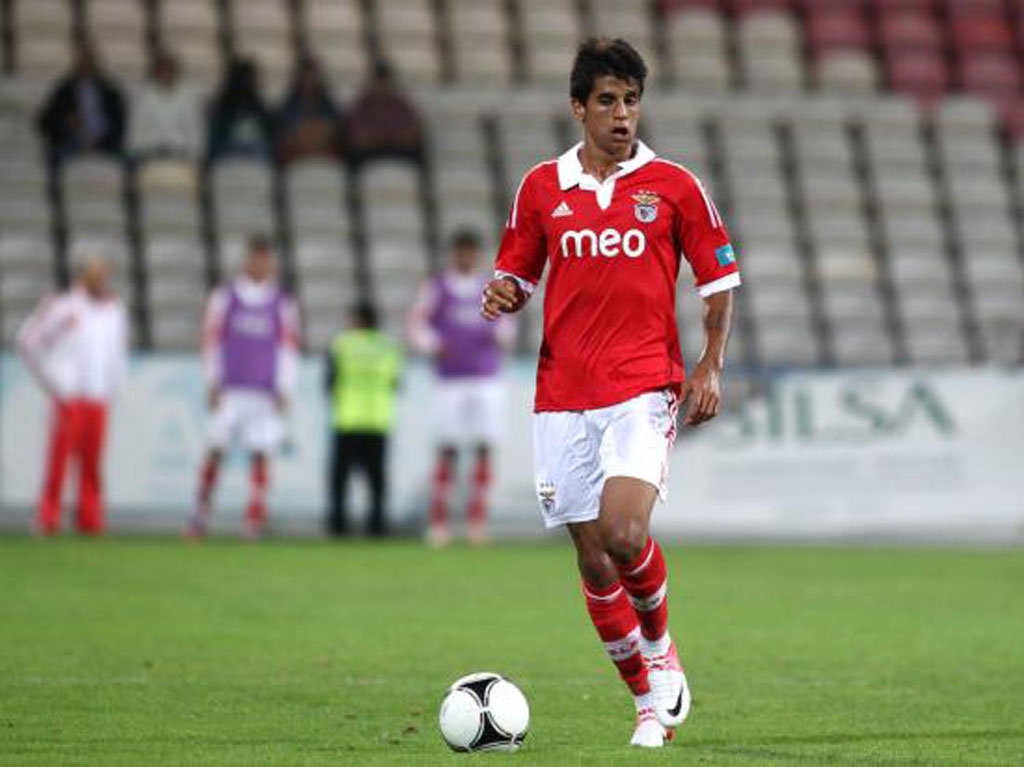 Lateral do Benfica B João Cancelo com ferimentos leves em ...